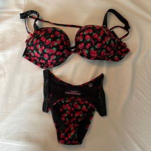 VS Swim Shine Strap black w. cherries/strawberries 34 D and Lg bottoms